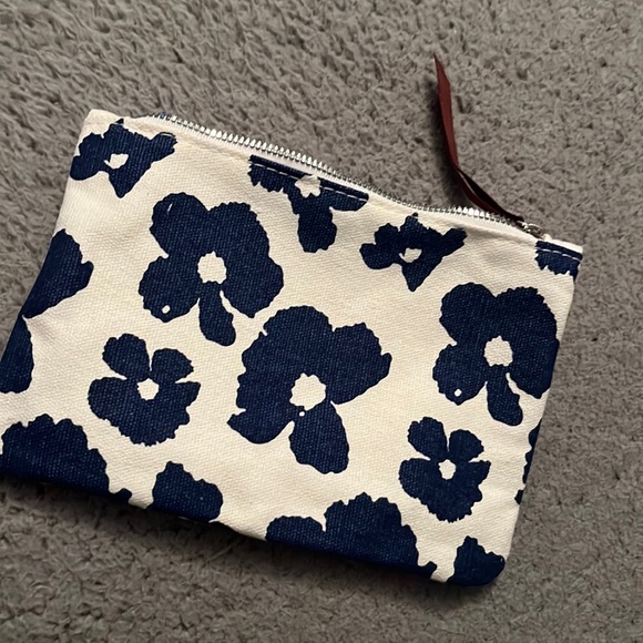 Makeup Bag - Picture 1 of 3